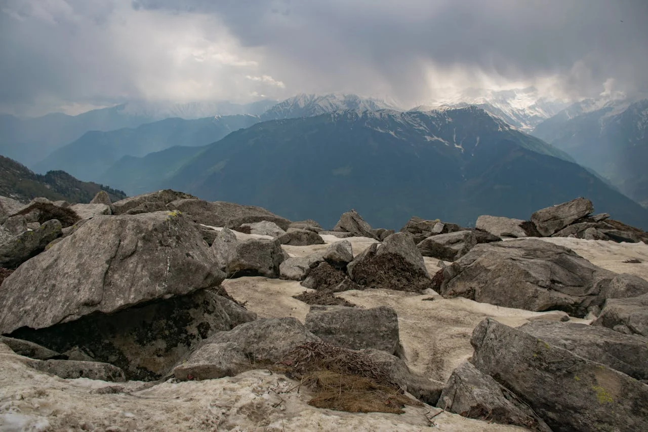 Formaciones rocosas en una montaña bajo un cielo nublado