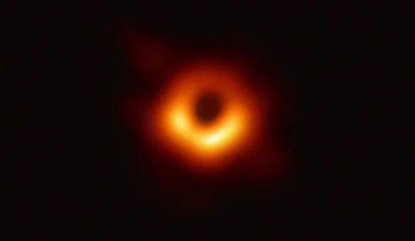 Representación artística de una nave espacial acercándose a un agujero negro interestelar
