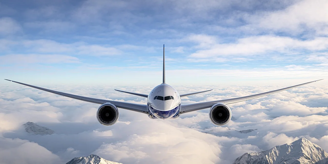 Avión comercial volando sobre un mar de nubes