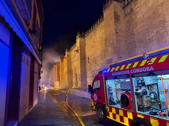 Camión de bomberos de Córdoba junto a la Mezquita-Catedral durante un incendio nocturno