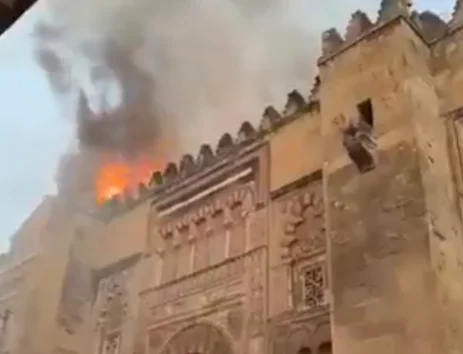 Llamas visibles en la parte superior de la Mezquita-Catedral de Córdoba durante un incendio