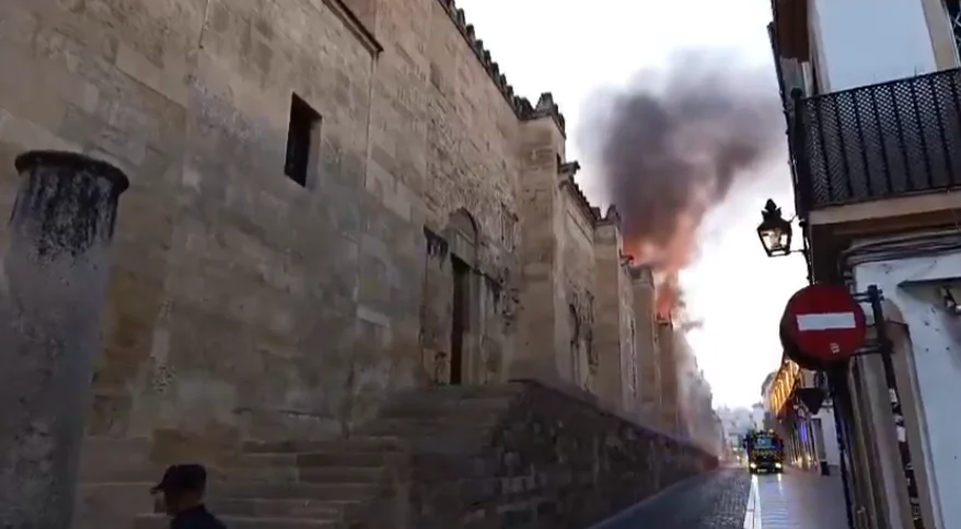 Humo denso saliendo de la parte superior de la Mezquita-Catedral de Córdoba durante un incendio