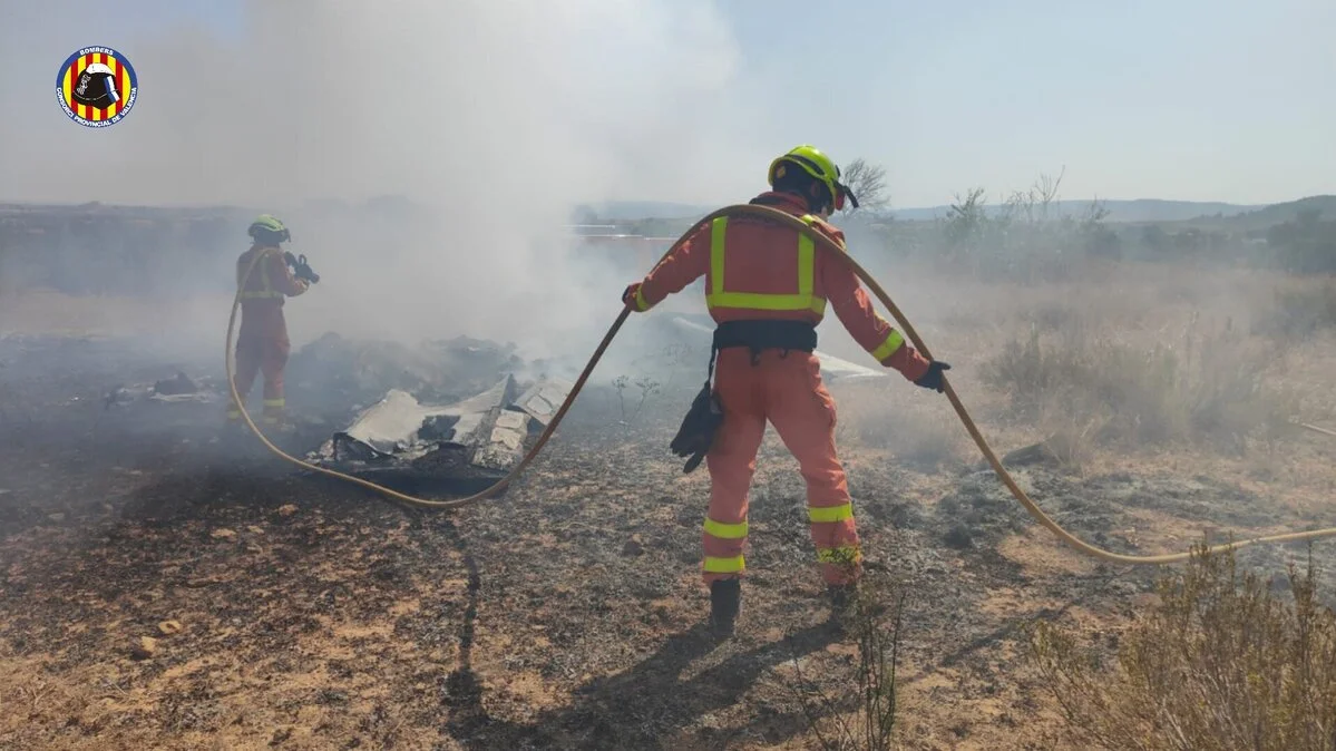 Bomberos del Consorcio Provincial de Valencia sofocando el incendio provocado por el accidente de una avioneta en Requena