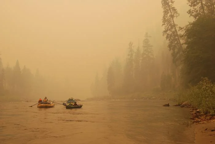 Humo del incendio Elkhorn cubriendo el río Salmon en Idaho en 2023