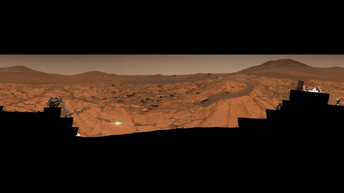 Panorama en color natural del área marciana 'Falbreen', captado por el rover Perseverance, con cielo rojizo y abrasión rocosa visible