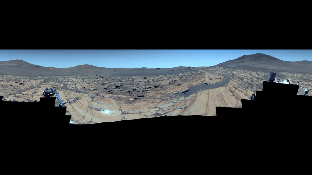 Mosaico de colores mejorados del lugar 'Falbreen' en Marte, captado por el rover Perseverance, con cielos azules y abrasión rocosa visible
