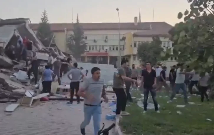 Personas y rescatistas trabajando entre los escombros tras el terremoto en Turquía de magnitud 6,1