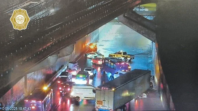Vehículos atrapados por inundación en un paso a desnivel de Ciudad de México tras fuertes lluvias