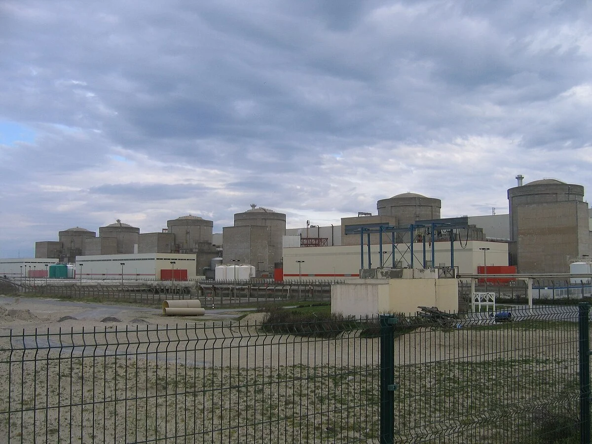 Vista panorámica de la central nuclear de Gravelines con sus seis reactores en estructuras de hormigón