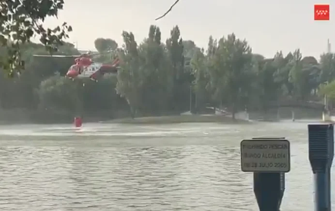 Helicóptero de emergencias recogiendo agua para combatir el incendio de Tres Cantos