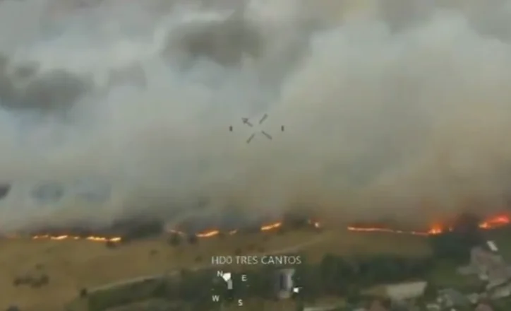 Incendio forestal en Tres Cantos visto desde el aire con una densa columna de humo