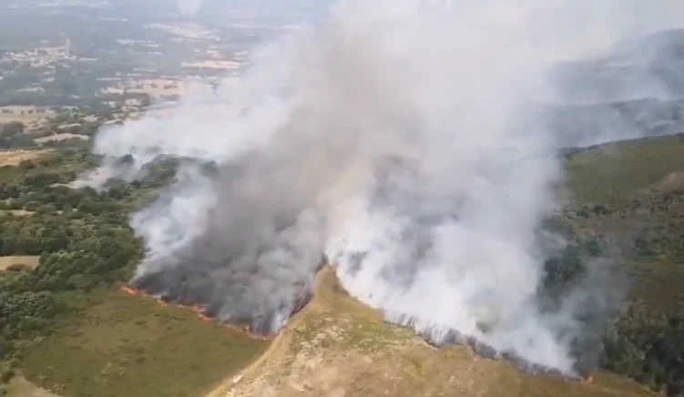 Columna de humo y llamas de un incendio forestal en Ourense. Imagen real proporcionada por ATBRIF.