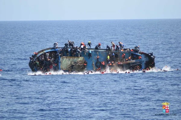 Imagen ilustrativa de un naufragio con migrantes en el Mediterráneo central