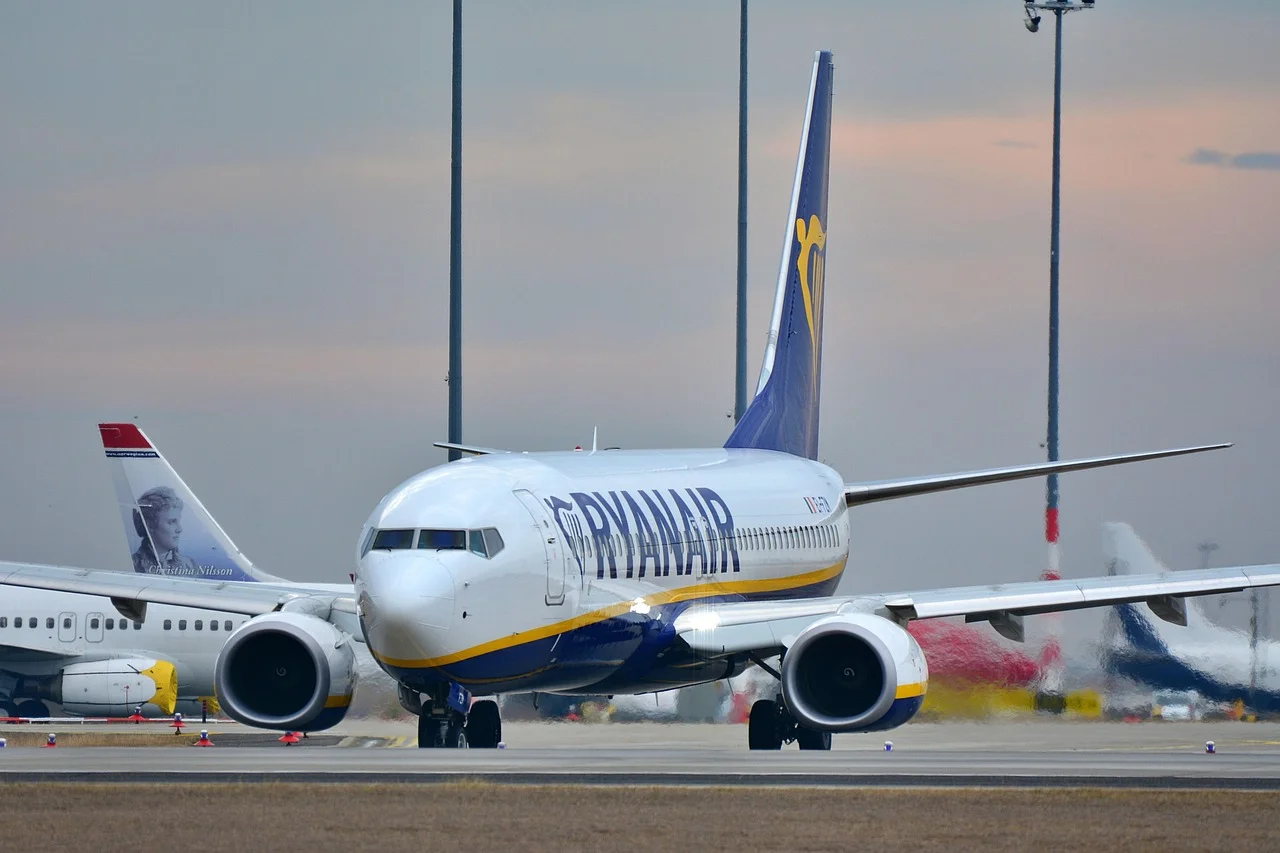 Avión de la aerolínea Ryanair desplazándose por la pista