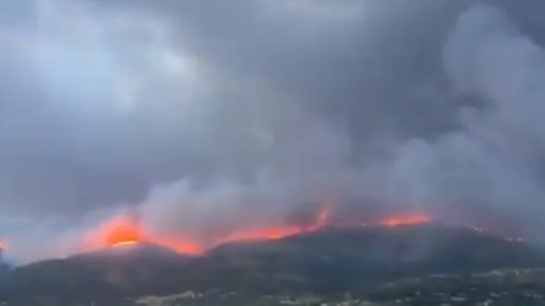 Incendio forestal en la sierra de Extremadura con intensas llamas y humo denso