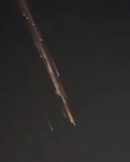 Trazas luminosas de la reentrada del satélite Starlink 30199 sobre el cielo de España el 10 de agosto