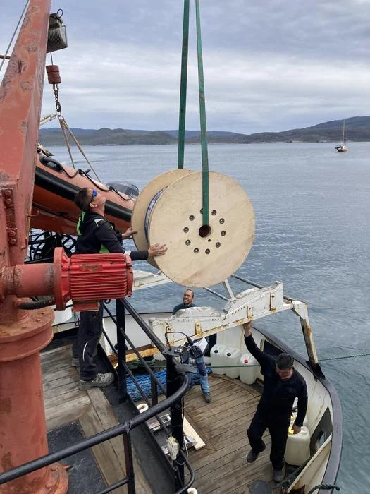 Carga de tambor con cable de fibra óptica en barco de investigación