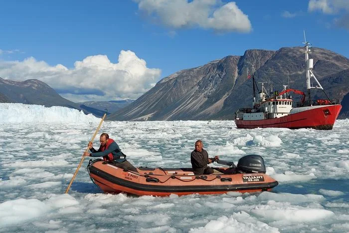 Investigadores navegando en Zodiak entre hielo ártico
