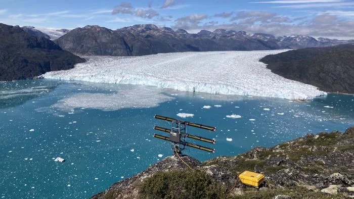 Vista del fiordo Eqalorutsit Kangilliit Sermiat con glaciar y radar de monitoreo
