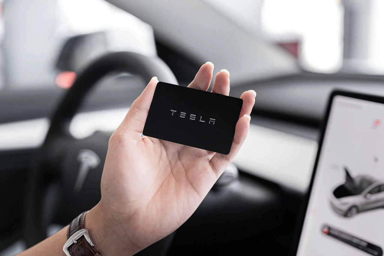 Tarjeta de acceso de Tesla sostenida dentro de un vehículo