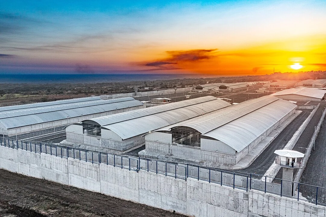 Vista aérea del Centro de Confinamiento del Terrorismo en El Salvador al atardecer