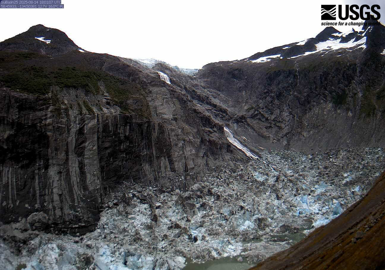 Vista panorámica de la cuenca Suicide Basin junto al glaciar Mendenhall en Alaska