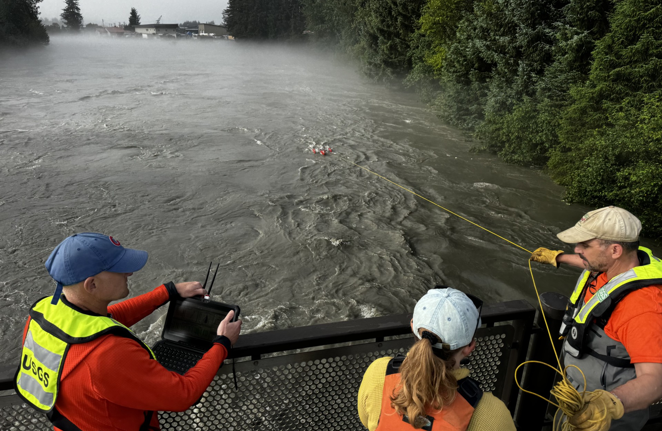 Personal del USGS monitoreando el caudal del río Mendenhall en Alaska