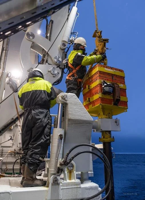 Investigadores recopilando archivos geológicos del fondo marino en el Ártico