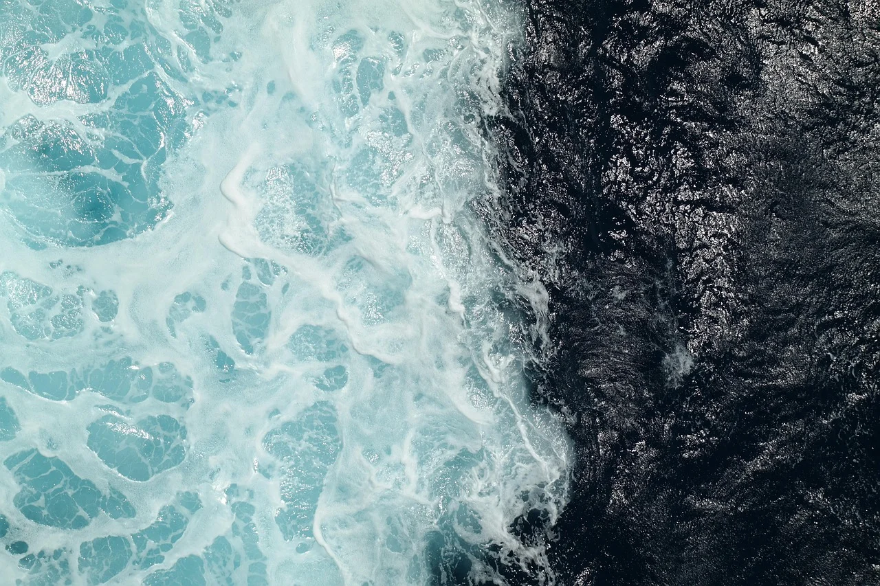 Vista aérea de la unión entre aguas claras y aguas profundas en el océano