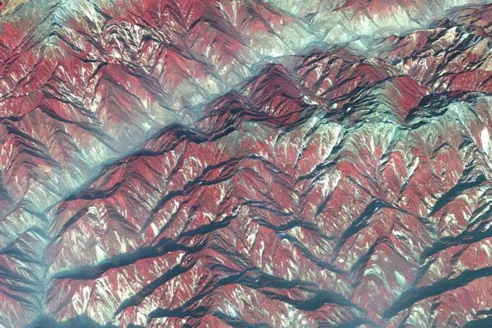 Imagen satelital de las montañas Longmen mostrando deslizamientos de tierra tras el terremoto de Wenchuan