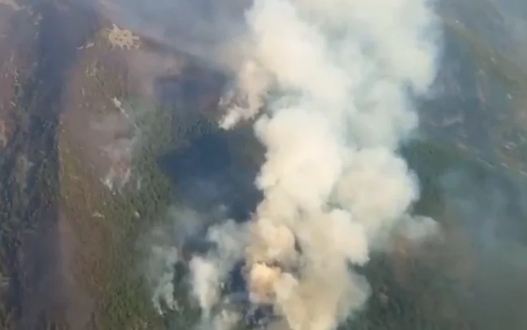 Vista aérea de los incendios forestales en Asturias con columnas de humo sobre el bosque
