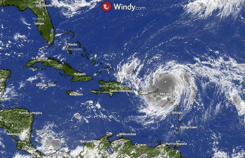 Imagen satelital del huracán Erin avanzando por el Atlántico, con trayectoria hacia Puerto Rico y el Caribe