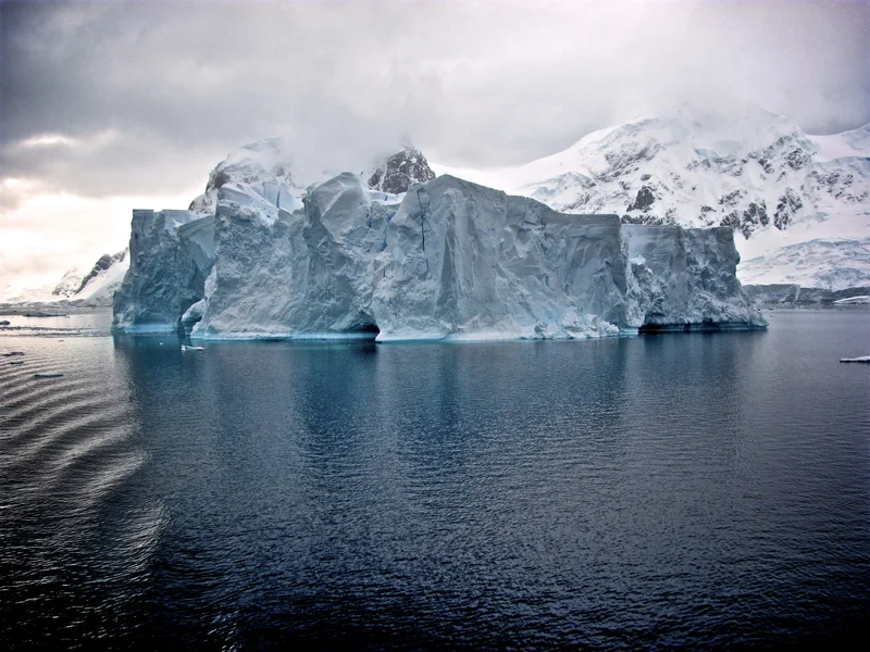 Iceberg en la Antártida bajo un cielo despejado