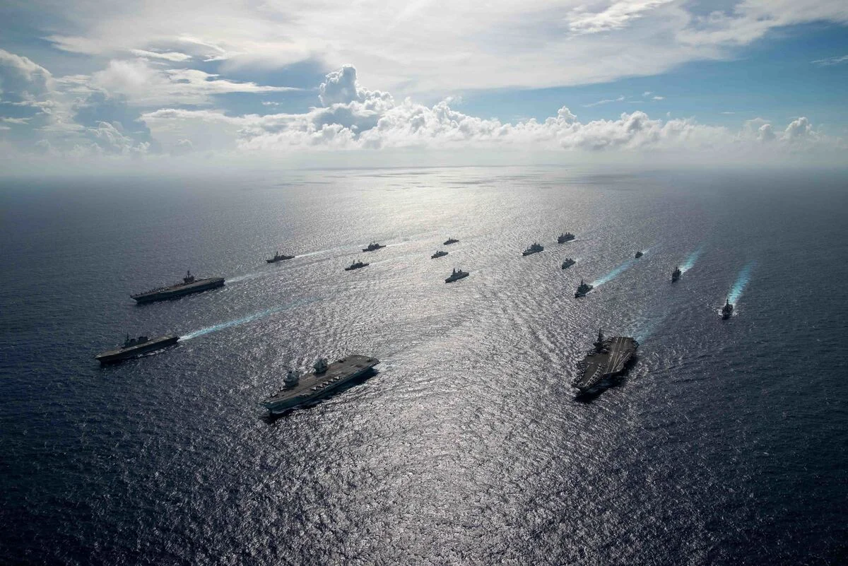 Buques de guerra de EE.UU. en maniobras navales