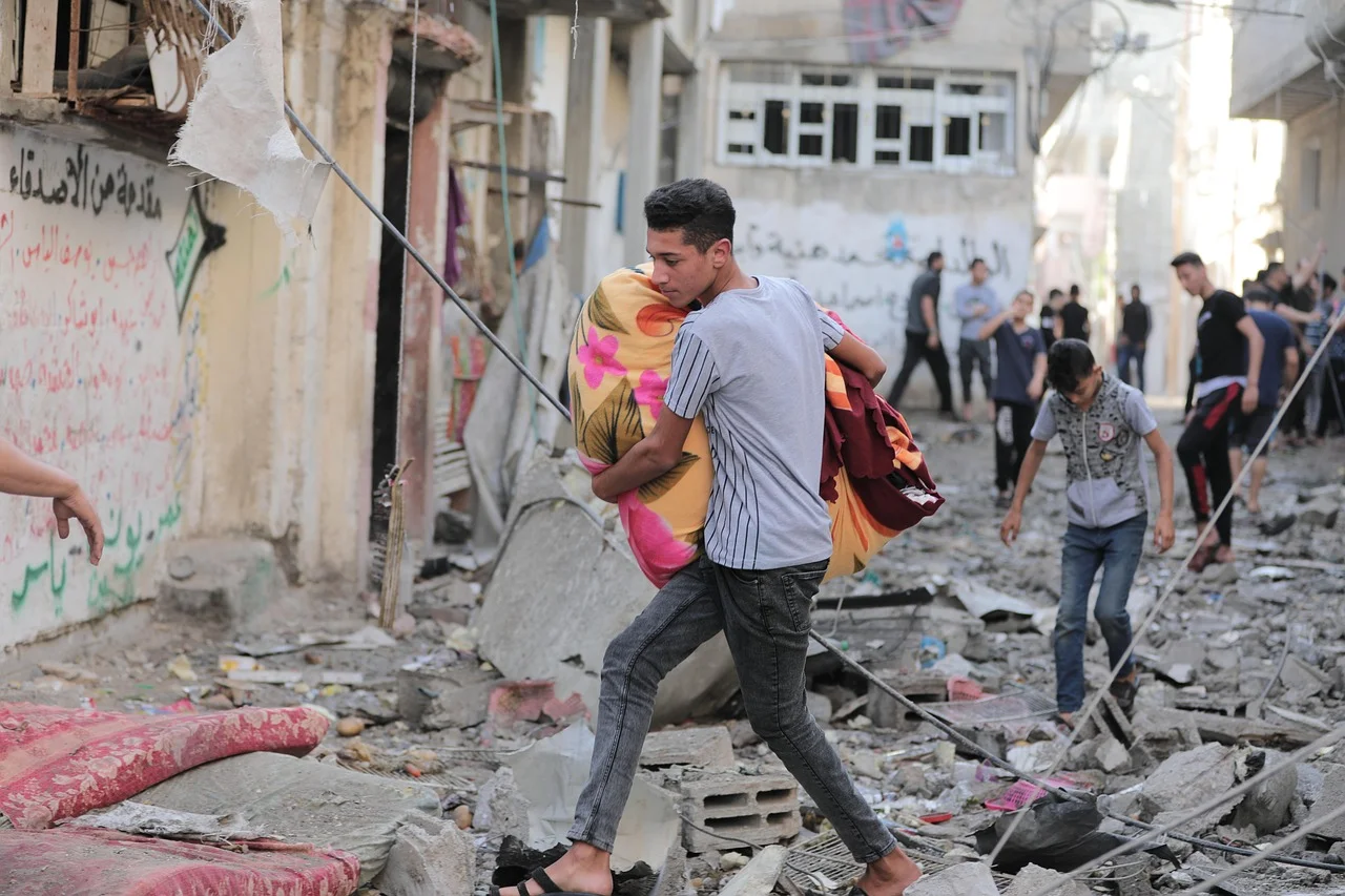 Personas huyen entre escombros tras un ataque en Gaza