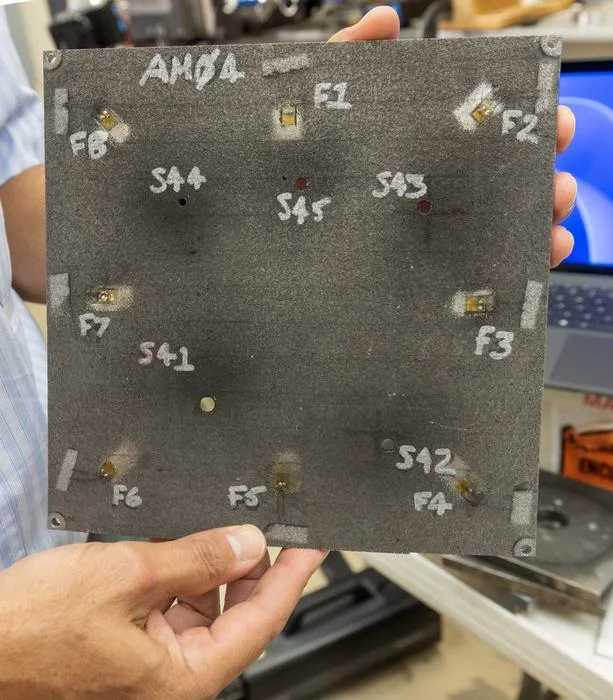 Objeto de prueba equipado con el sistema de detección MMOD del SwRI, impactado por desechos simulados con cañón de gas ligero