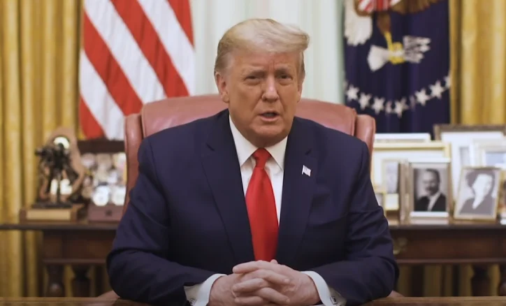 Donald Trump en el Despacho Oval durante un discurso oficial