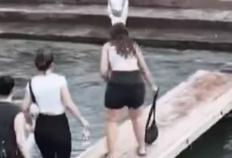Turistas en un muelle durante un rescate en un río de China
