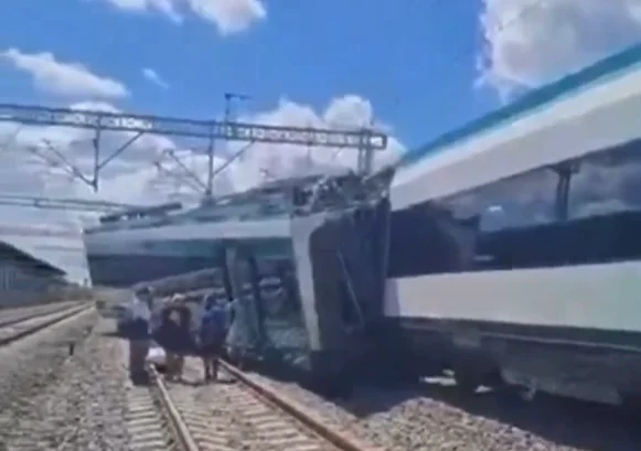 Incidente ferroviario del Tren Maya en Izamal con vagones parcialmente desplazados