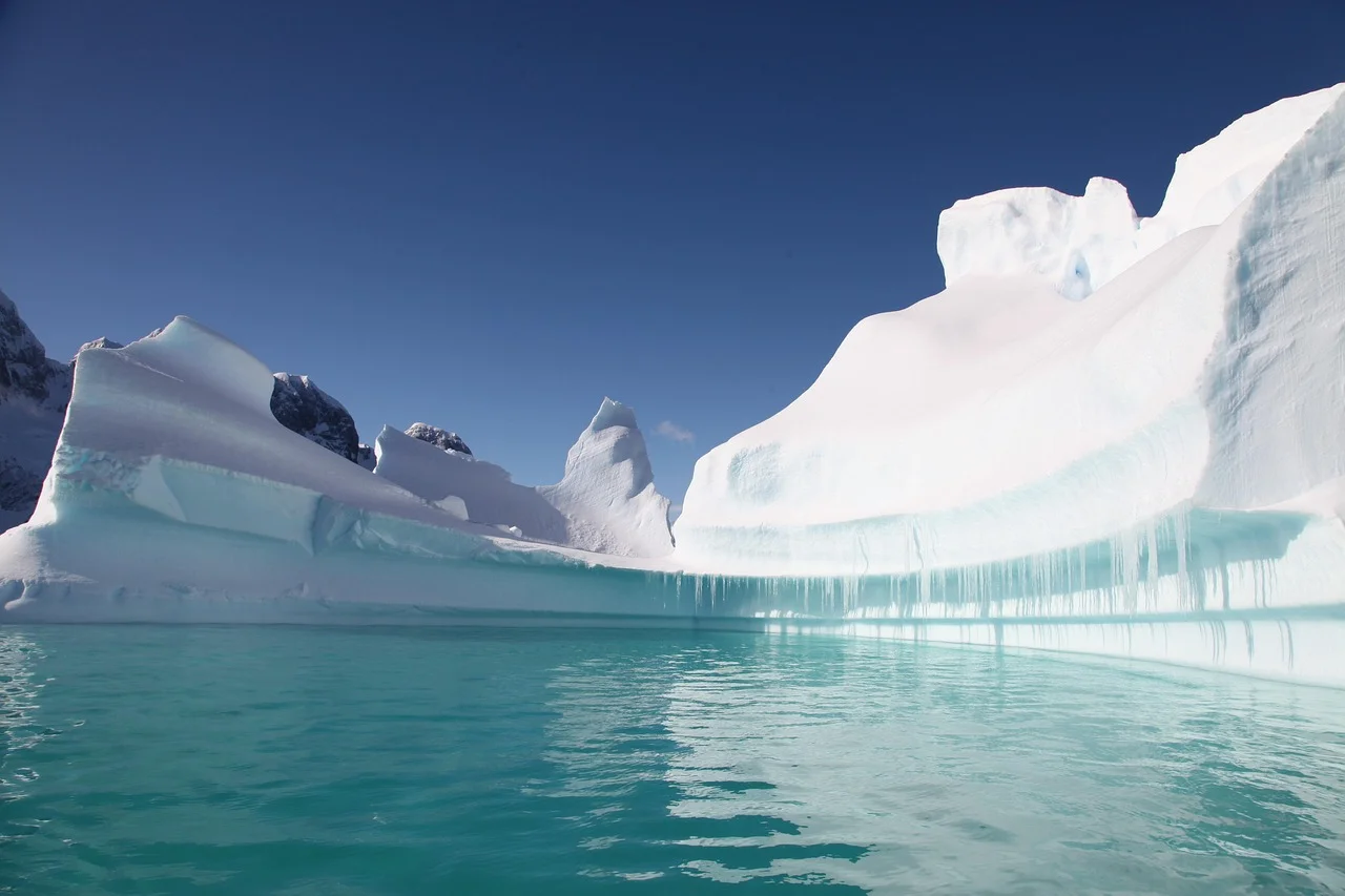 Paisaje de la Antártida con icebergs flotando en el mar
