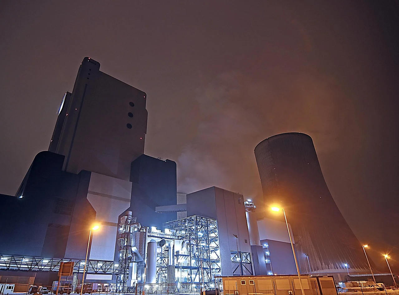 Vista nocturna de una central nuclear con torres de refrigeración