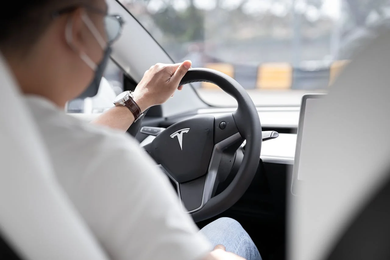 Interior de un Tesla Model 3 con volante y palanca de intermitentes reinstalada