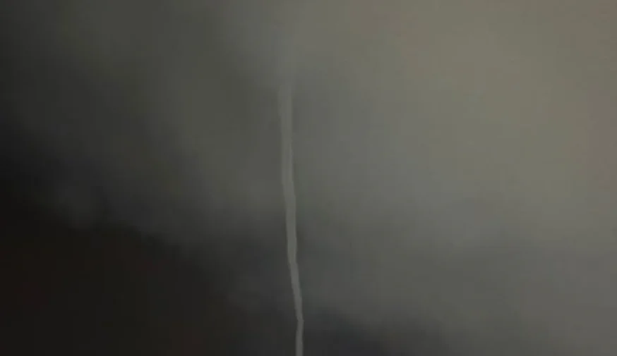 Columna de agua formándose durante la tromba marina en Boca del Río, Veracruz