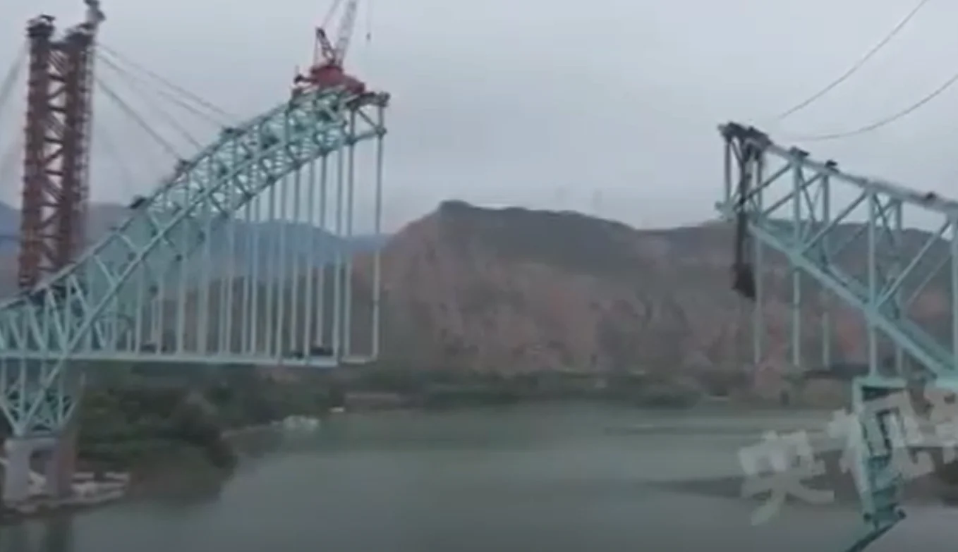 Colapso del puente ferroviario Jianzha sobre el río Amarillo en la provincia china de Qinghai