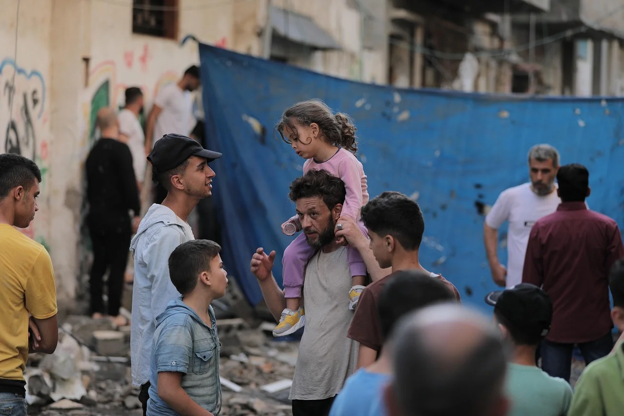 Familias en Gaza reunidas en medio de escombros tras los bombardeos