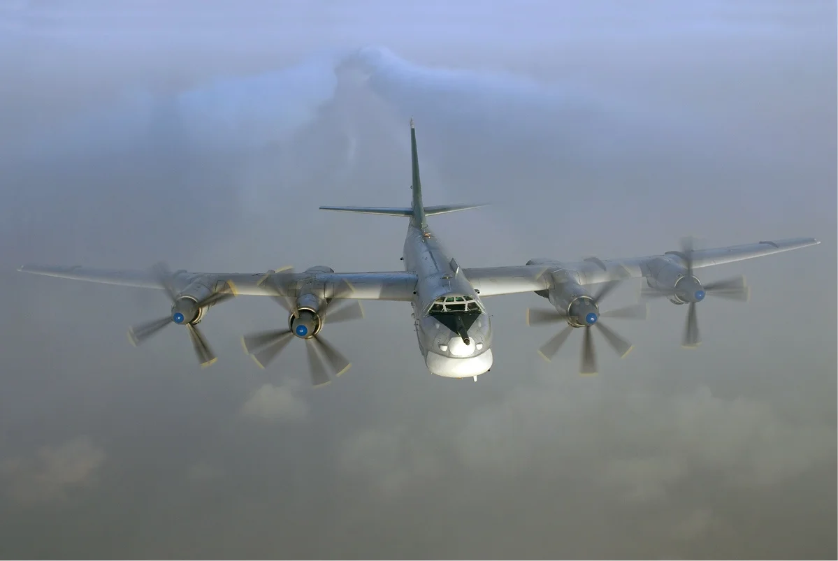 Avión estratégico ruso Tupolev Tu-95MS en vuelo a gran altitud