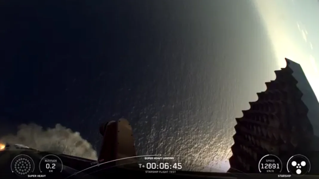 El propulsor Super Heavy de SpaceX descendiendo hacia el Golfo de México tras el vuelo de Starship.