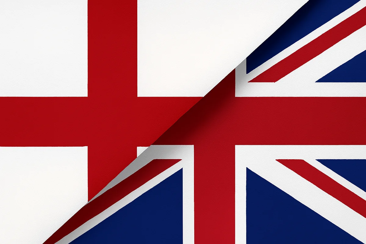 Banderas de Inglaterra y Reino Unido divididas en diagonal, representando unidad y tensiones sociales en medio de protestas en Inglaterra