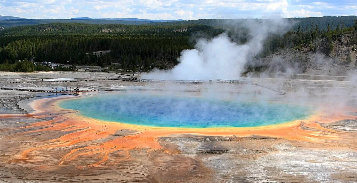 Vista aérea de la Grand Prismatic Spring, la fuente termal más grande de Yellowstone en Estados Unidos