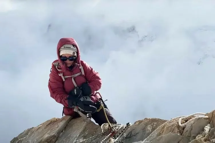 Natalia Nagovitsyna durante una ascensión en alta montaña con equipo de alpinismo